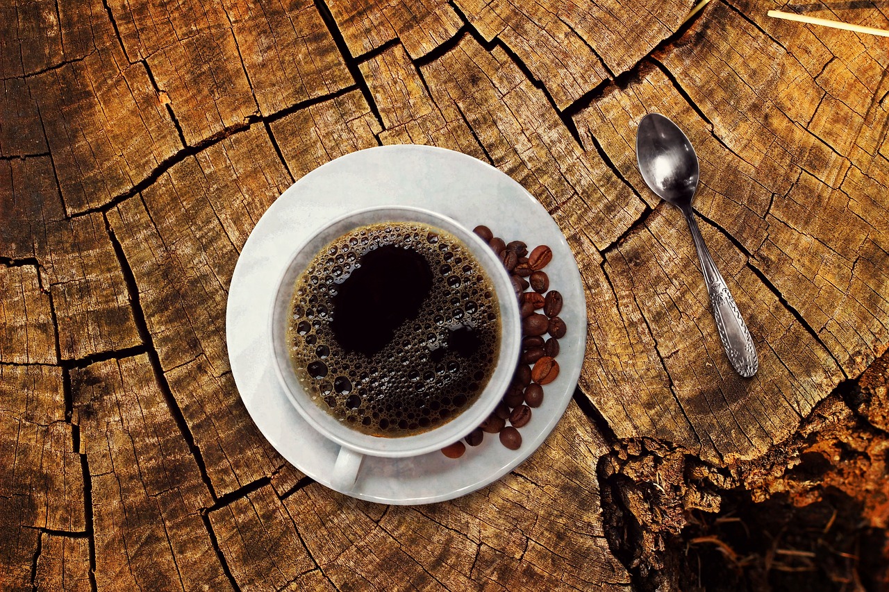 Esse truque com café usado na pia elimina odores e ainda espanta insetos